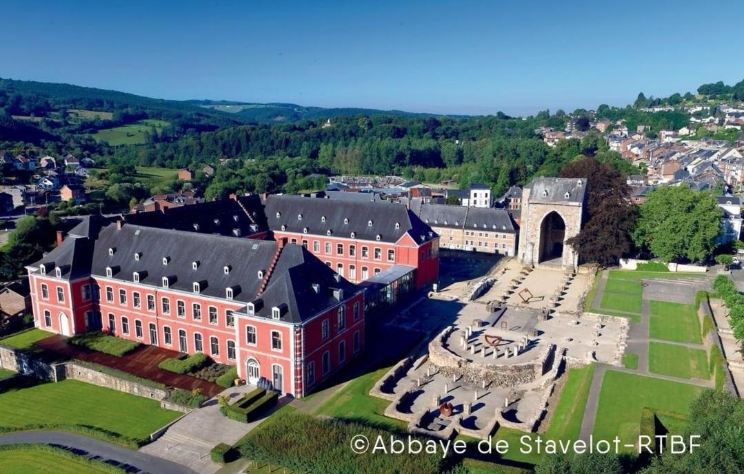 La Pierre Du Diable Bed & Breakfast Stavelot Bagian luar foto